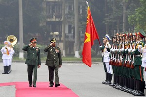 国防部长潘文江大将主持对柬埔寨国防大臣狄班大将的迎接仪式。（图：越通社）