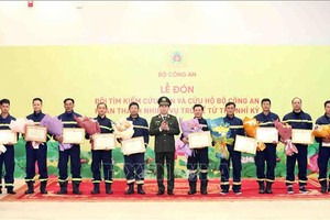 公安部副部长黎国雄中将向各干部、战士颁发公安部长的奖状。（图：越通社）