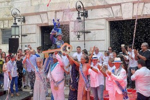 巴西里约热内卢市长帕埃斯17日在市长宫将一把象征城市管理权的金钥匙交给“狂欢节国王”，标志着2023年里约狂欢节正式拉开帷幕。（图：互联网）