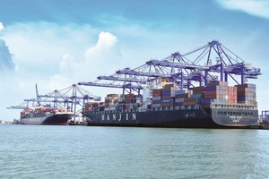 货轮在丐密-氏槐港口装卸集装箱。（图：VNE）