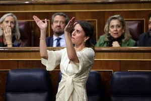 爱琳‧蒙特罗庆祝法案通过。（图：《费加罗报》）