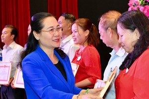 市人民议会主席阮氏丽向连续5年出色完成任务的集体及个人颁赠奖状。（图：越勇）