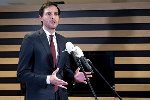 2月18日，荷兰外交部长胡克斯特拉在阿姆斯特丹史基浦机场举行的新闻发布会上发表讲话。（图：AFP）