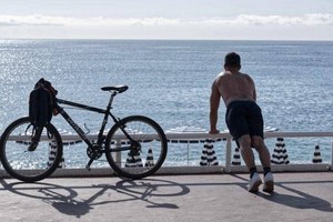 2022年11月2日，一名男子在法国南部海滨城市尼斯的海边健身。（图：新华社）