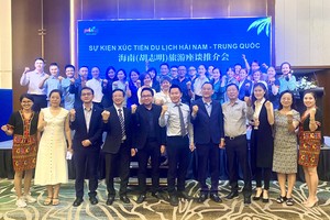 海南与本市旅游业者合照。