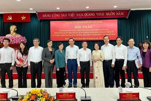 党中央政治局委员、市委书记阮文年同与会代表合影留念。