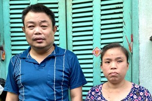 周吴锋（左）与幼妹吴良梅。