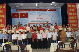 市红十字会、郡领导和贵宾与获表彰者合照留念。