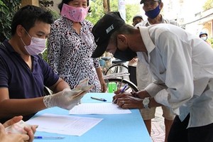 一名市民在签领疫情纾困金。（图：VGP）