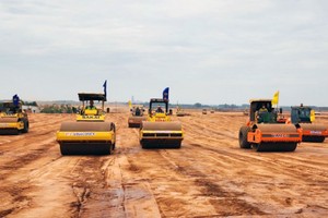 施工单位平整隆城机场项目的场地。（图：H.M）