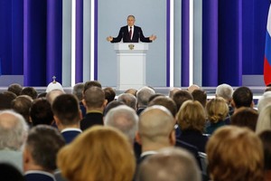 俄罗斯总统普京21日在莫斯科向议会两院发表国情咨文时，宣布俄方暂停履行与美国签署的《新削减战略武器条约》。（图：互联网）