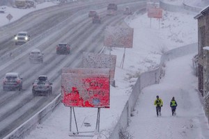 22日，人们在美国盐湖城积雪的道路上出行。（图：新华社）
