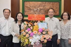 市领导探望模范医生