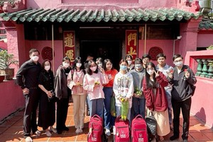 华人讲师陈志明（左一）与大学生参观玉皇殿。