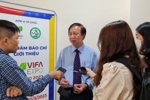 华人企业家、联明木制品股份公司总经理邓国鸿接受新闻媒体采访。