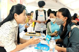 众多年轻求职者前来寻求就业机会。