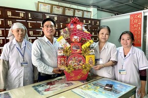 本报编委文忠孝（左二）向第六郡东医会赠送礼物祝贺。