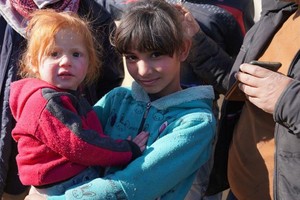 因地震而流离失所的家庭住在叙利亚西北部阿夫林的临时避难所中。（图：联合国）