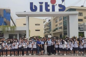 中学生参观平仙公司生产线