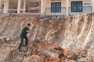 战后遗留的一颗大型炸弹（红圈示）。（图：VOV）