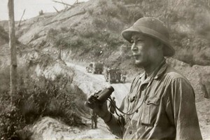 童仕原中将在1972年视察广平省20决胜路（资料图）。