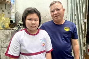 李进家与女儿。