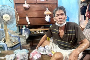 陈祖信周围都是药。