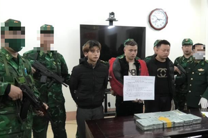 被抓获的3名毒贩及毒品物证。（图：忠勇）