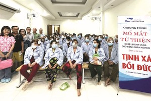 培德精舍代表、赵国梁合家与白内障病人于术后合影。