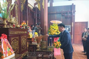 上香缅怀范文同总理诞辰117周年