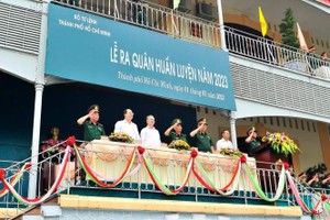 市领导与军队领导出席仪式。（图：陈燕）