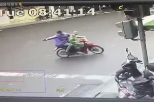 监控视频录下一名后座的男性手举疑是短枪朝后面发出几声巨响的画面。（图：视频截图）