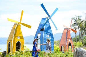 游客在猴岛上的小景拍照。