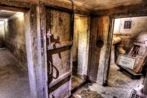 引领游客进入时光隧道