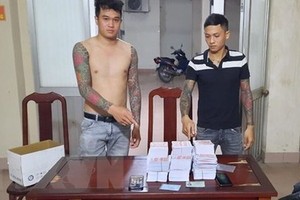 被扣押的两名歹徒及物证。（图：越通社）