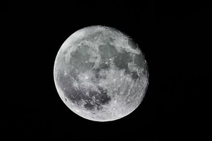 月球南极地区被认为蕴藏重要资源：水冰。