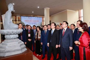 代表们在主题为“文化发展的体制、政策和资源”的2022年文化研讨会期间参观“北宁文化特色”展览。