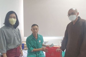 黎阮芳娥主席与释通振法师向黄玉洲病人赠送现金及补品。