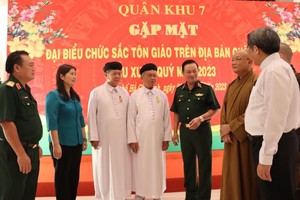 第七军区司令部领导与各宗教神职人士交流。（图：人民代表官网）