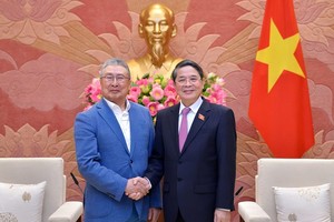 国会副主席阮德海（右）接见韩国与越南友好协会主席李信杰。（图：国会）