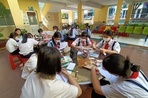 学生们在校参加课外阅读活动。（示意图：苑霞）