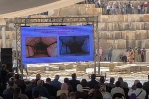 在3月2日于胡夫金字塔前举行的记者会上，埃及旅游和文物部长伊萨表示“扫描金字塔”项目团队通过粒子物理学探测方法在胡夫金字塔内发现了一条长9米、宽2.1米的新通道。（图：互联网）