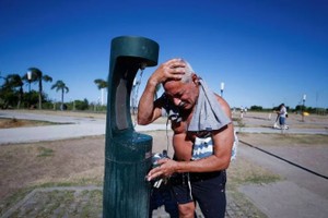 布宜诺赛勒斯已连续4天出现35℃和体感温度将近40℃的高温天气。（图：互联网）