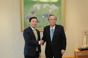 陈红河（左）副总理会见日本众议院议长细田博之。（图：越通社）