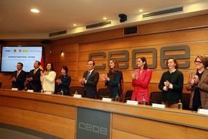 政府副总理陈留光（中）出席越西企业座谈会。（图：越通社）