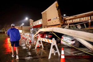 当地时间3月2日，一排强大的雷暴席卷德克萨斯州小榆树，一家杂货店的屋顶剥落并倒塌压中停在外面的六辆汽车上。