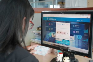 民众可以在线办理家庭户医保延期手续。