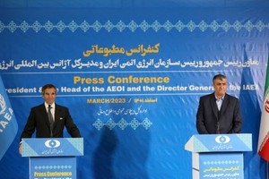 国际原子能机构总干事格罗西同伊朗原子能组织主席伊斯拉米举行新闻发布会。（图：路透社）
