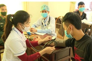 即将入伍青年正接受体检。