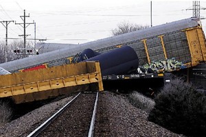 美国俄亥俄州4日发生货运火车脱轨事故。（图：AP）